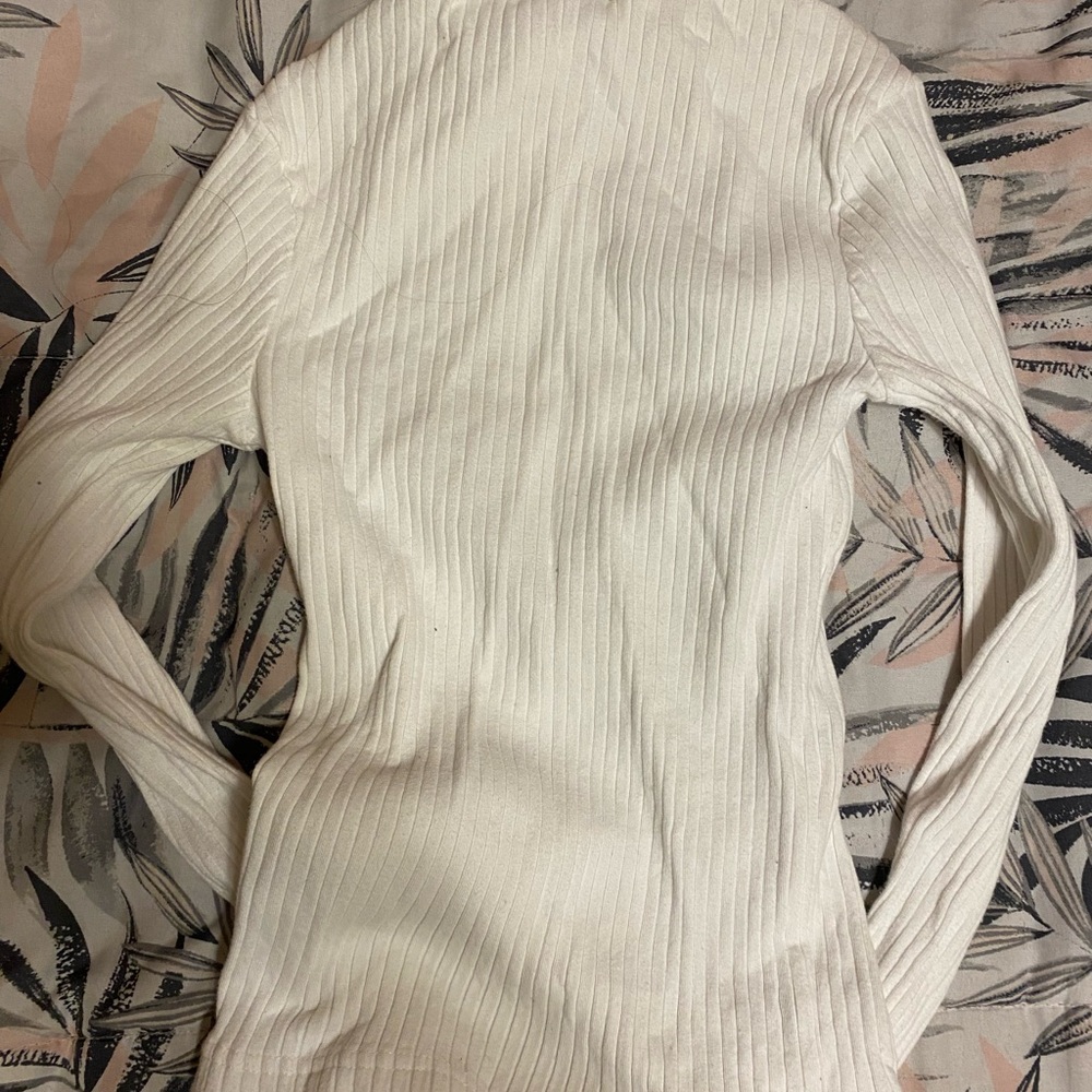 H&M White Basic Top - Picture 2 of 3